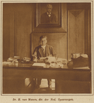 105628 Portret van dr. H. van Manen (1874-1943), directeur van de Nederlandse Spoorwegen (1920-1938), zittend aan zijn ...